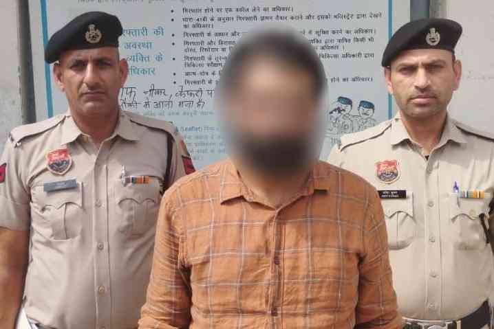 रोहतक पुलिस की टीम ने नाकाबंदी कर वाहनों की चेकिंग के दौरान गाड़ी सवार एक युवक को अवैध हथियार सहित किया गिरफ्तार