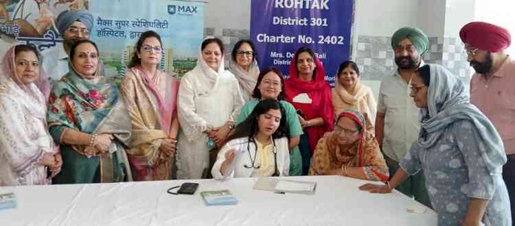 मुफ्त स्वास्थ्य जांच शिविर में 100 मरीजों की जांच हुई