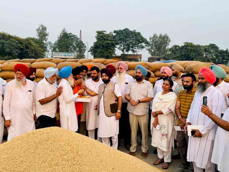Cabinet Minister Mundian initiates paddy procurement in Sahnewal Grain Market