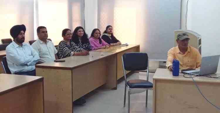 Training Programme on Electronic Business Databases Held at UIAMS