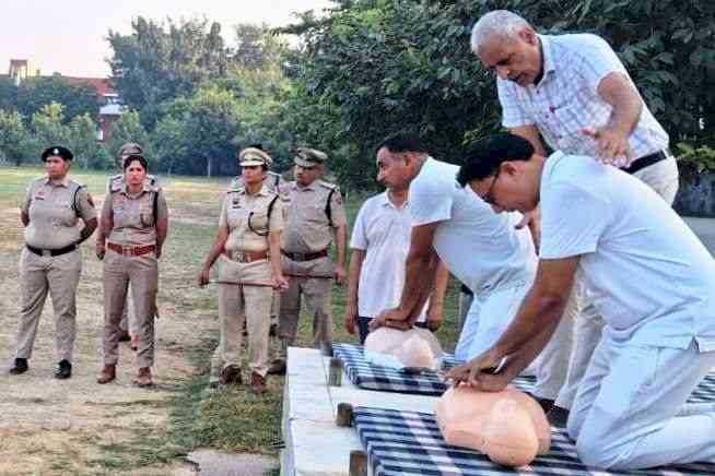 पुलिसकर्मियों को दी सीपीआर की ट्रेनिंग