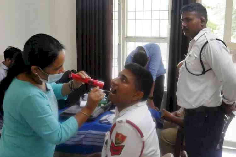 स्वास्थ्य जांच शिविर में 100 से अधिक पुलिसकर्मियों की जांच हुई