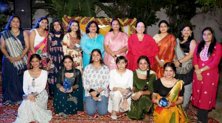 डांडिया नाइट में जमकर थिरकी हॉस्टल छात्राएं
