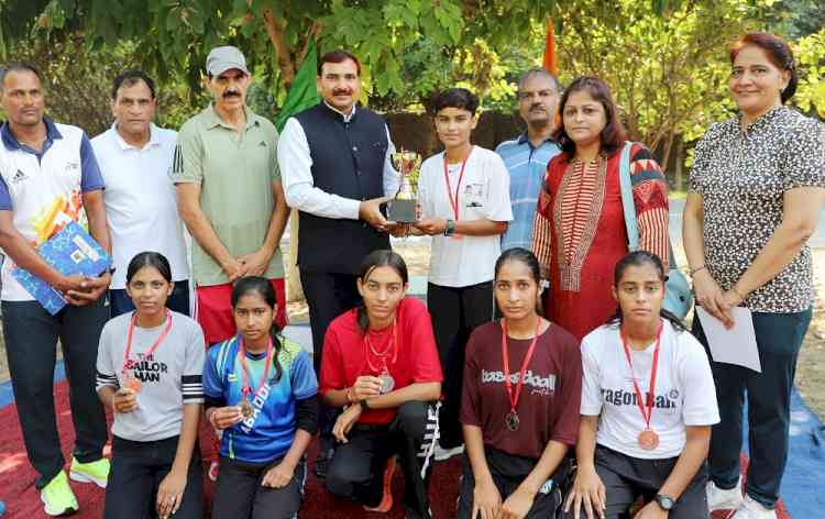 पुरुष वर्ग में सीआरएम जाट कॉलेज हिसार तथा महिला वर्ग में एसडी महिला कॉलेज हांसी बना टीम चैम्पियन