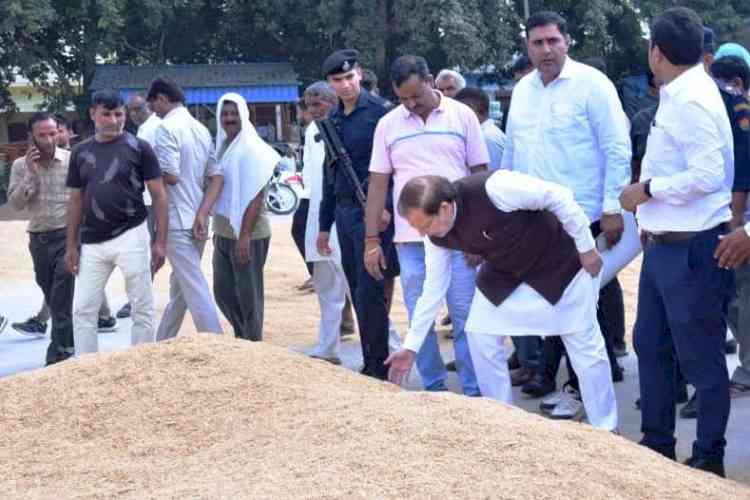 अनाज मंडी में फसल खरीद का जायजा लेने पहुंचे सहकारिता मंत्री डॉ. अरविंद शर्मा