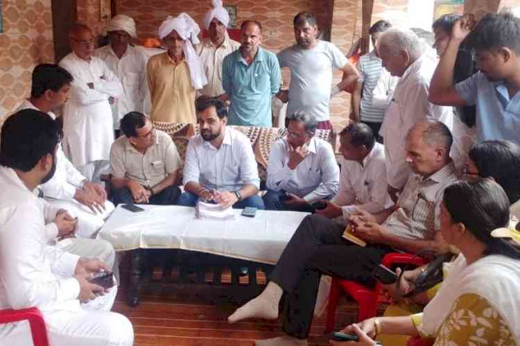 प्रशासन आपके गांव नई पहल के तहत बालंद गांव में पहुंचे प्रशासनिक अधिकारी