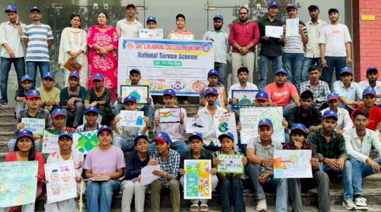 पोस्टर मेकिंग में निक्की, स्लोगन राइटिंग में जतिन औऱ भाषण प्रतियोगिता में पलक रहे अव्वल