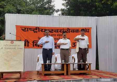 Thousands of RSS volunteers participate in Vijayadashami processions across Delhi