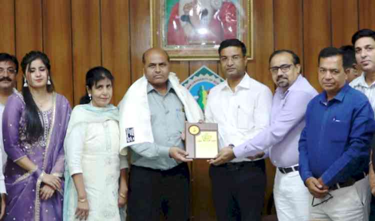 सेवा सम्मान समारोह में सेवानिवृत्त कर्मी को दी विदाई
