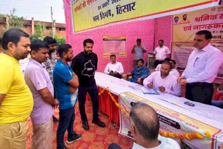 विशेष शिविर आयोजित कर किया श्रमिकों की समस्याओं का मौके पर समाधान