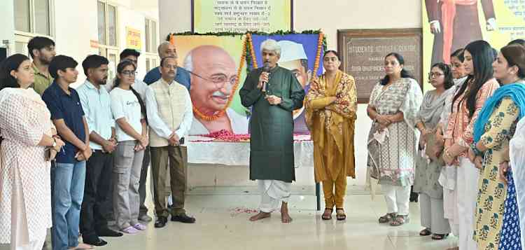 राष्ट्रपिता गांधी और पूर्व प्रधानमंत्री शास्त्री को दी श्रद्धांजलि
