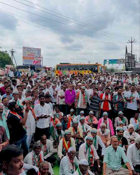 Maha: Cong holds statewide protests demanding immediate aid for flood-hit farmers