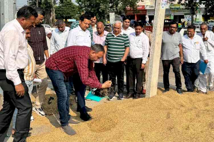 प्रशासनिक सचिव ने मंडियों का दौरा कर किया खरीद कार्य का निरीक्षण