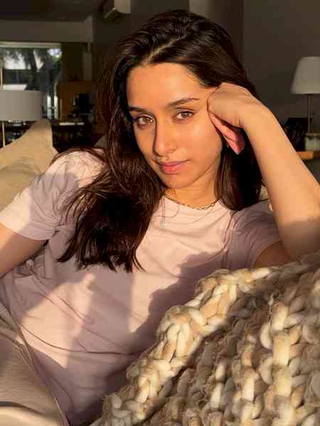 Shraddha Kapoor flaunts her sun kissed photos, compliments the mystery photographer