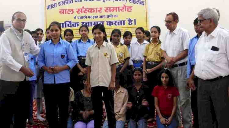 प्रश्नोत्तरी में रोशनी प्रथम, वंशिका द्वितीय