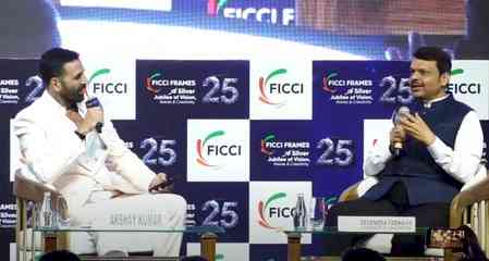 Akshay Kumar proposes change in shoe designs for Maharashtra Police to CM Fadnavis at FICCI