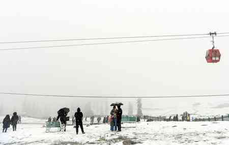 Snowfall, landslides close Srinagar-Jammu, Srinagar-Leh and Mughal Road in J&K