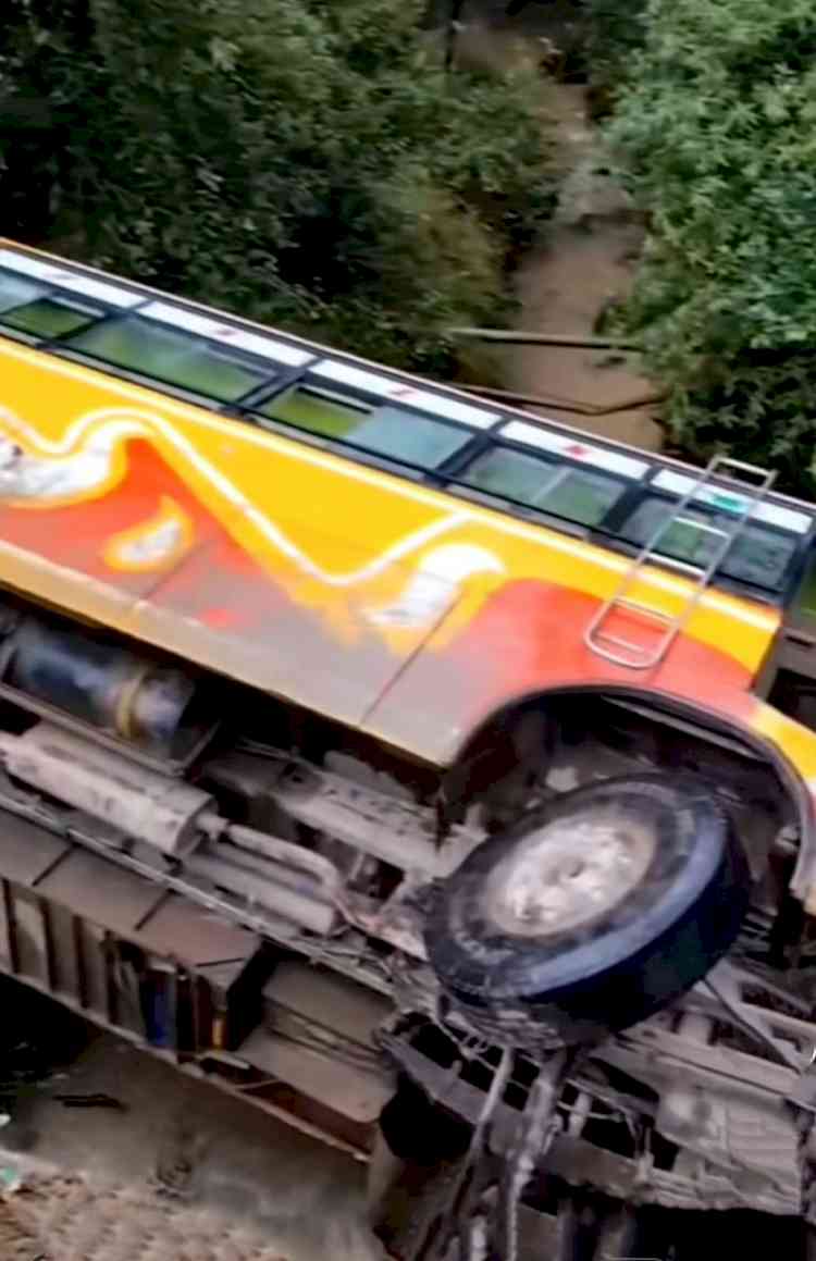 Private Bus Plunges into Ravine Near CSIR Campus in Palampur; Six Injured