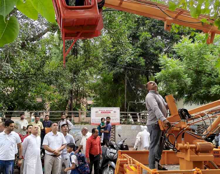 रोहतक को मिली हाई बूम लिफ्ट ट्री ट्रिमिंग मशीन, मेयर ने किया शुभारंभ