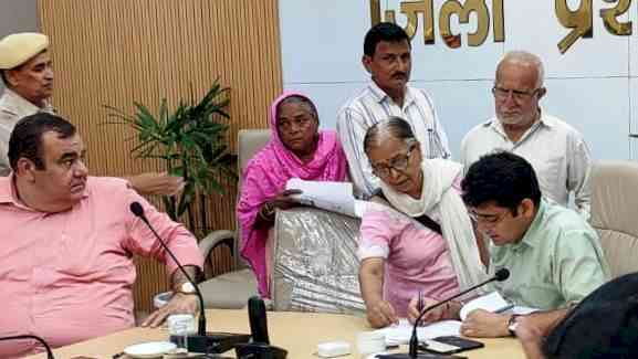 समाधान शिविर में नागरिकों की शिकायतों के निपटारे के निर्देश