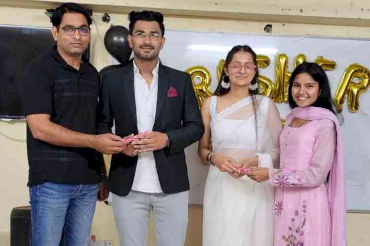 पत्रकारिता विभाग में फ्रेशर पार्टी, रविंद्र और निधि बने बेस्ट परफॉर्मर