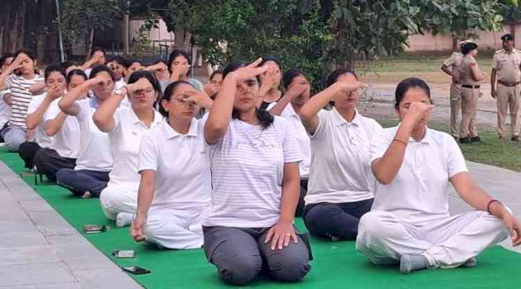 पुलिस लाईन में पुलिसकर्मियों ने किया योगाभ्यास
