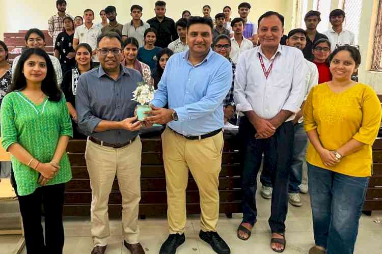 जन स्वास्थ्य में करियर संभावनाएं विषय पर संवाद सत्र आयोजित