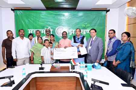 CM Hemant Soren hands over Rs 1.10 crore aid to families of martyrs of Maoist attack