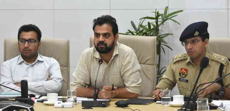 अब दोपहिया वाहनों पर बिना हेलमेट पीछे बैठने वालों का होगा चालान