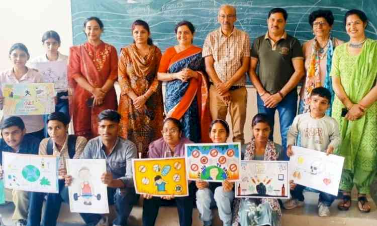 कोलाज मेकिंग में याशिका, रंगोली में काजल ने बाजी मारी
