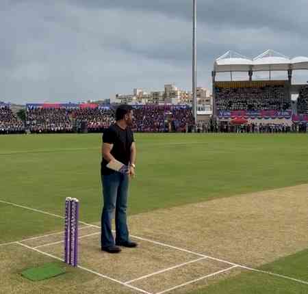 Dhoni inaugurates Velammal Cricket Stadium in Madurai; fans go berserk to get a glimpse of 'Thala'