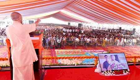 CM Yogi slams Akhilesh Yadav for ‘seeing communalism in saints and peace in rioters’
