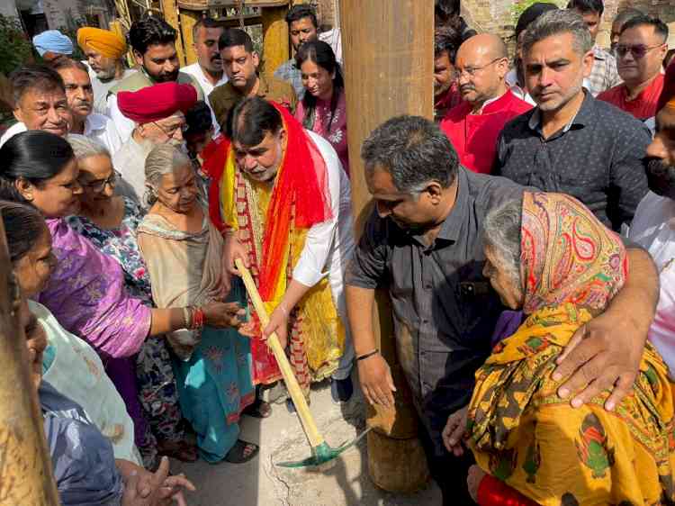 MLA Prashar inaugurates project to install 12.5hp tubewell in Narhian Mohalla
