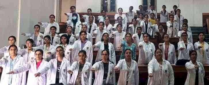 एमबीबीएस छात्राओं का शपथ ग्रहण कार्यक्रम आयोजित
