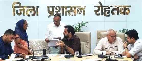 एडीसी नरेंद्र कुमार ने समाधान शिविरों की शिकायतों के शीघ्र निपटारे के निर्देश दिए