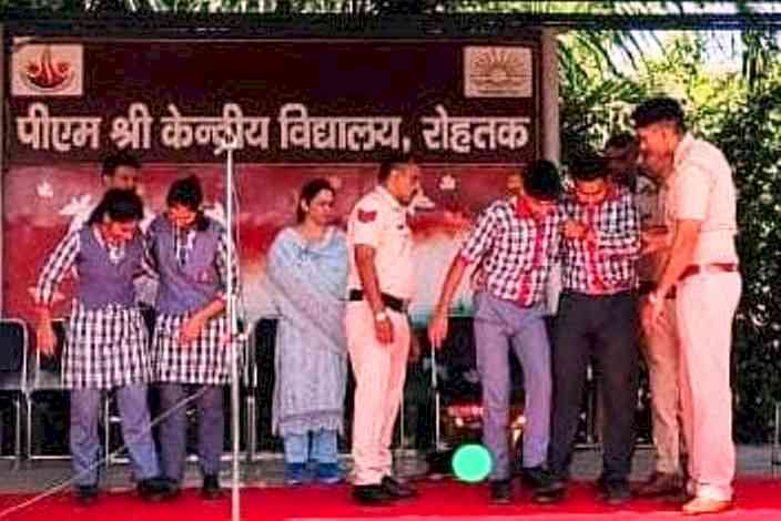 स्कूली विद्यार्थियों को सिविल डिफेंस का प्रशिक्षण दिया
