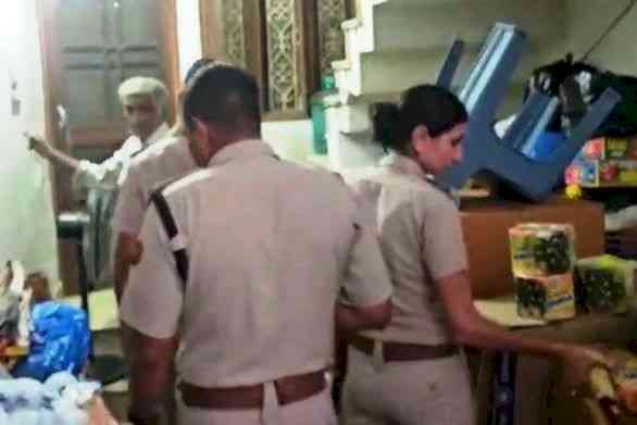 पटाखों की बिक्री पर पुलिस प्रशासन की सख्त नजर