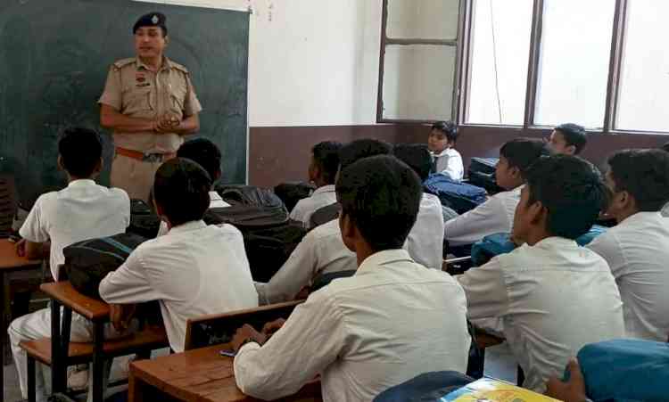 स्कूली विद्यार्थियों को किया साइबर अपराध बारे जागरूक