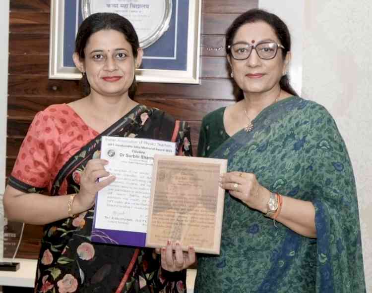 KMV's faculty member bags Prestigious National IAPT Dinbandhu Sahu Memorial Award for Physics Teaching