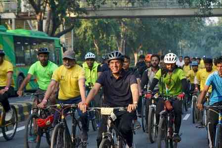 Mandaviya leads ‘Sundays on Cycle’ in New Delhi with doctors and health professionals