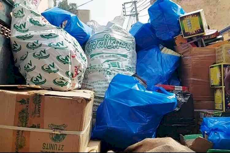 प्रतिबंध के बावजूद पटाखे बेचने वालों के खिलाफ पुलिस का कड़ा रूख