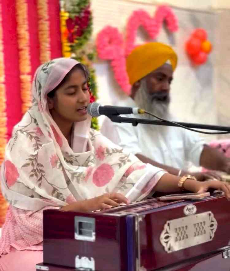 “धन धन रामदास गुर जिन सिरिया तीने सवारिया” सुन निहाल हुई संगत