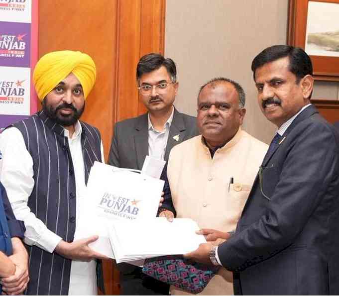 CM meets industrial tycoons in Bengaluru; Invites them to invest in Punjab