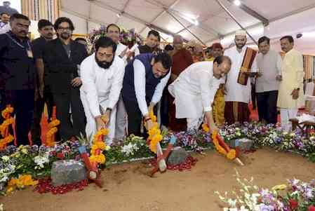 Maha CM lays foundation stone for redevelopment of Ramabai Ambedkar and Kamraj Nagar slums