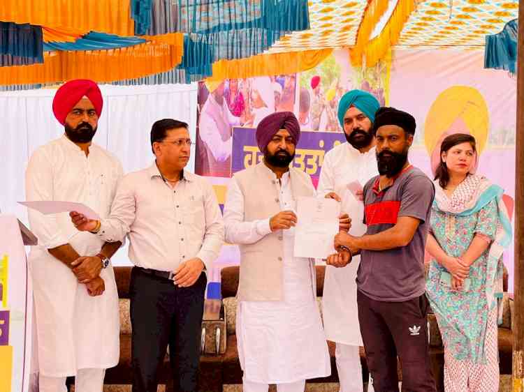 Cabinet Minister Hardeep Singh Mundian distributes flood relief worth Rs 25.05 lakh to 84 farmers