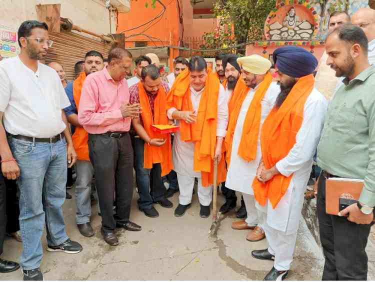MLA Prashar inaugurates projects to lay water supply lines in Nirankari Mohalla and Laxman Nagar  