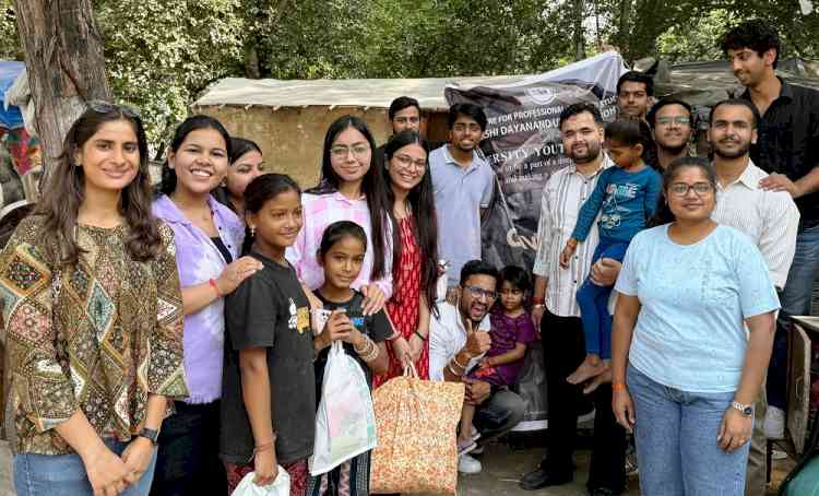 जरूरतमंदों को आवश्यक सामान वितरित कर मनाया दीपावली का पर्व