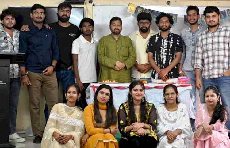 पत्रकारिता विभाग में हर्षोल्लास से मनाया दीपावली मिलन समारोह