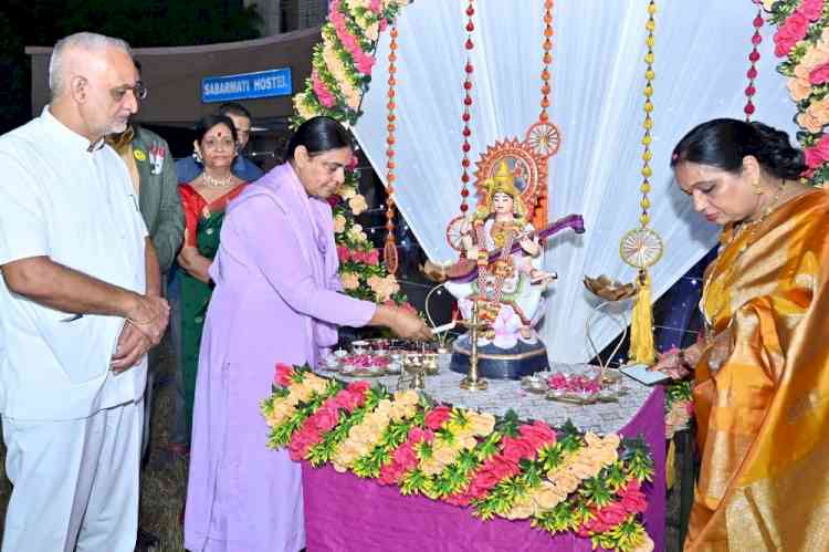 महिला छात्रावास परिसर में दीपावली उत्सव मनाया