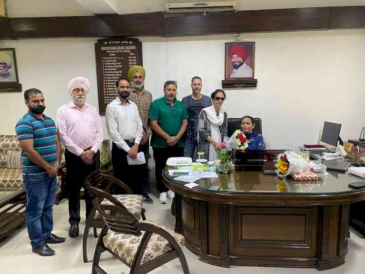 Prof. Navdeep Kaur Takes Over as Principal of Lyallpur Khalsa College
